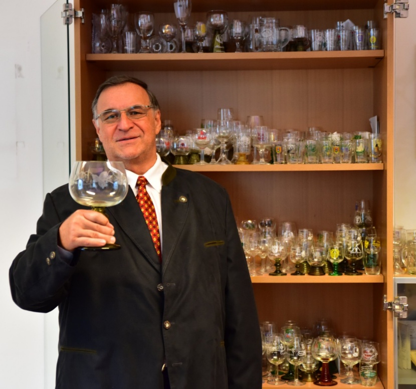 Weingläsersammlung - Alfred Rosner vor seinen Weingläsern